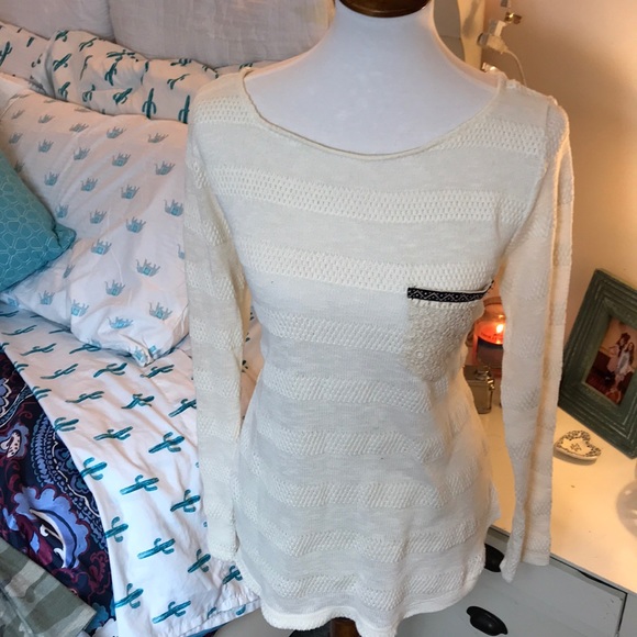 Cream top with fun pocket - Picture 3 of 4